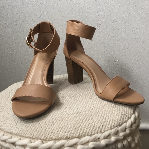 Old Navy Shoes - Classic Nude Block Heel